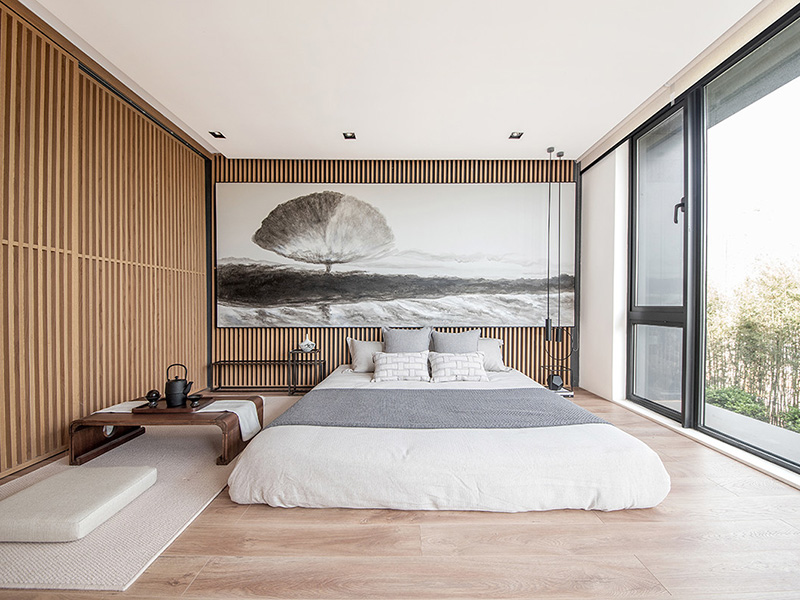 卧室空间设计以简净的木格栅和人文情怀浓郁的水墨色相融
