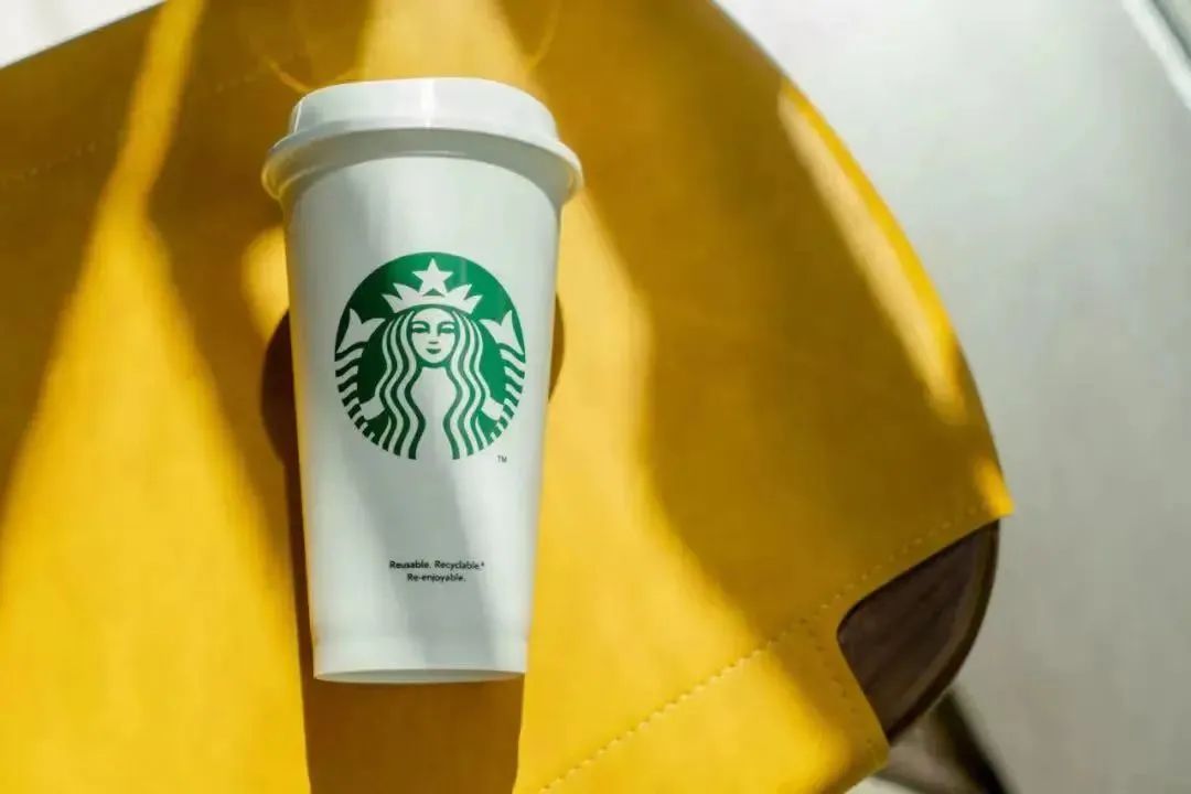 星巴克咖啡杯上印有“Recyclable”