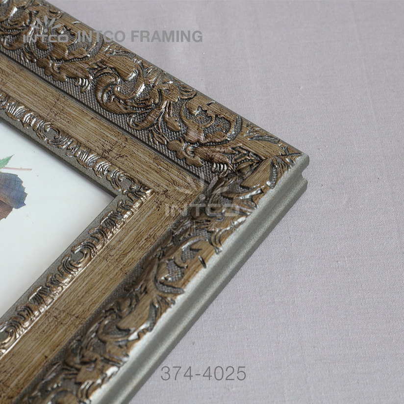 Baroque gold picture frame moulding