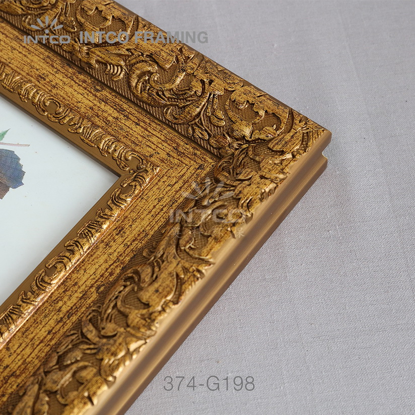 Baroque gold picture frame moulding