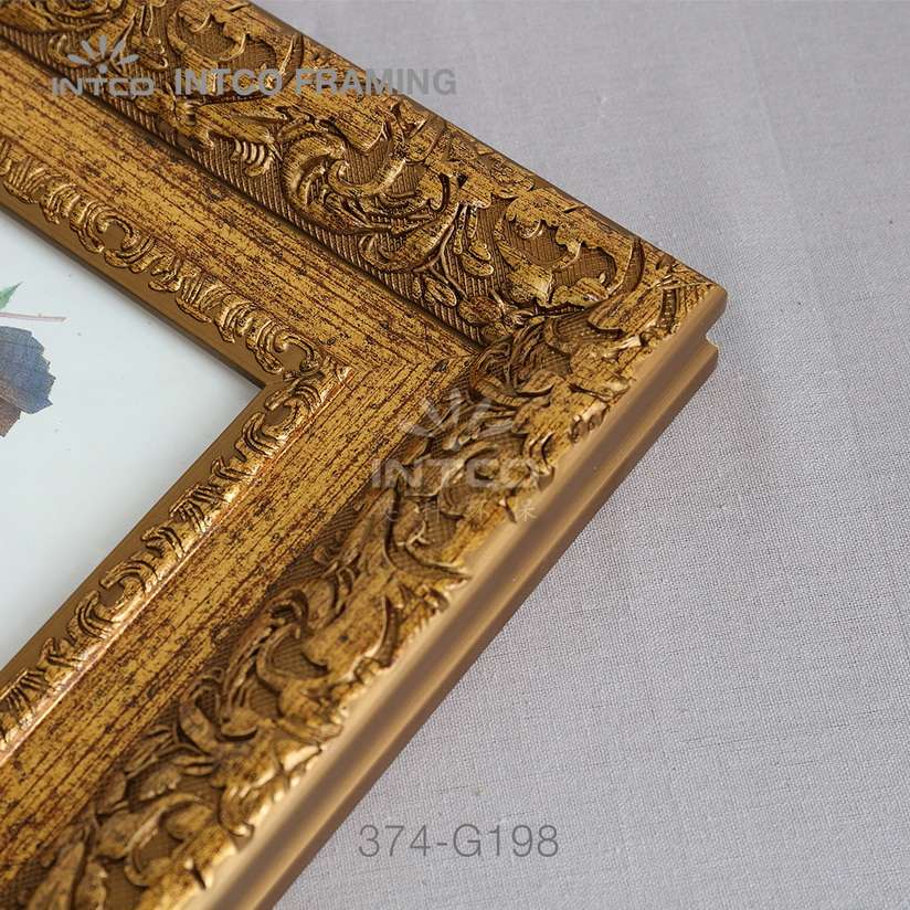 Baroque gold picture frame moulding