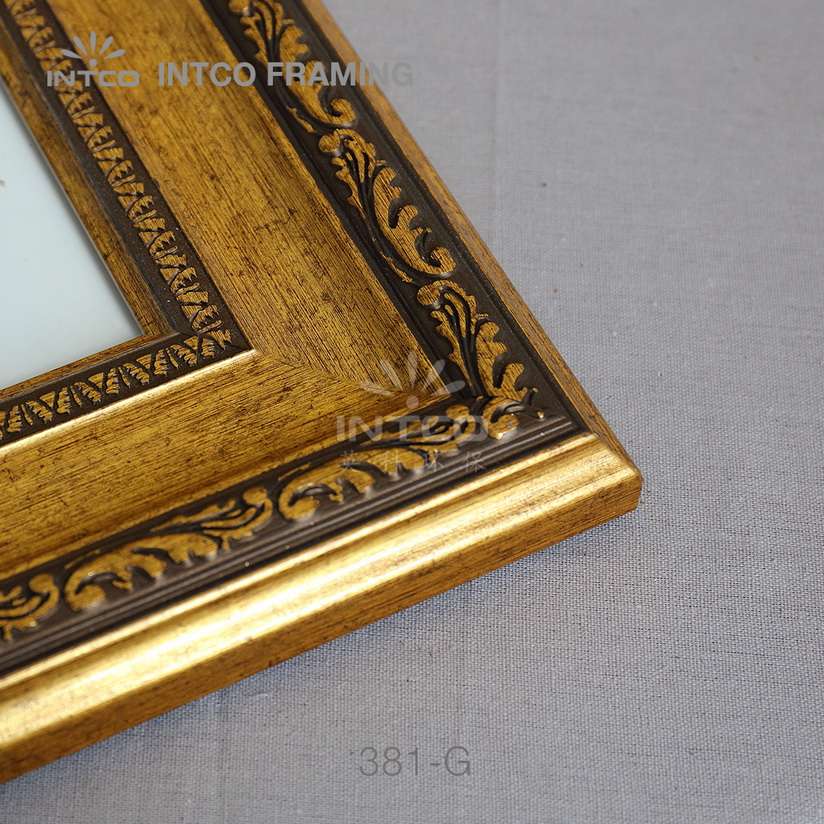 381-G PS picture frame corner detail